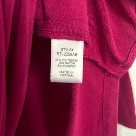 Zenana V-Neck Leo Pocket Top Magenta NWOT Size Large LS - Picture 4 of 4